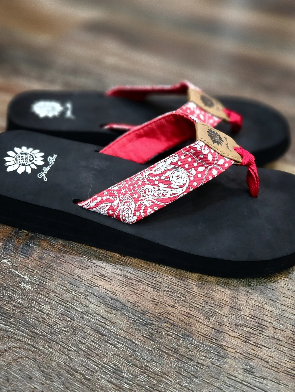 Yellow Box Flander Red Paisley Bandana Print Flip Flops - Women's Size 8.5 - Picture 6 of 8